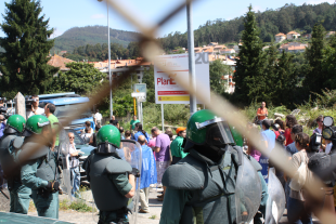 Antidisturbios á saída do Auditorio Lois Tobío onde se celebrou o pleno