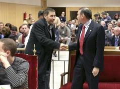 Otegi saúda a Ibarretxe na sala, antes de comezar o xuízo