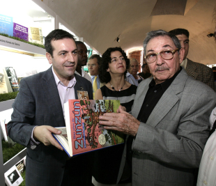 Luís Bará (esquerda), con Raúl Castro na inauguración da Feira. En segundo termo, Ánxela Bugallo / Nacho Vázquez