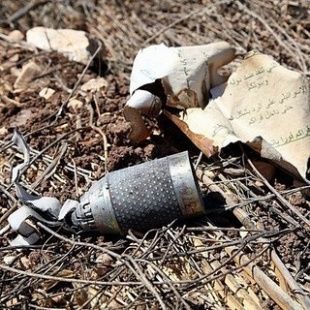 As bombas en acio saen expulsadas e dispérsanse pola zona na que caeron, podendo estourar mesmo anos despois de seren deitadas