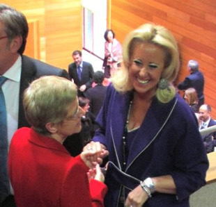A candidata número dous do PP pola provincia de Pontevedra, Corina Porro, saúda á ex-presidenta do Parlamento, Dolores Villarino