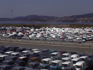 Fileiras de automóbiles, colocadas no porto de Vigo / Flickr: Alejandro Arce