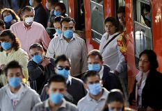 Baixando do metro, en México DF, coas máscaras postas para evitar o contaxio da gripe do porco