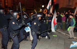 Imaxe da carga ás portas do acto de Galicia Bilingüe / Imaxe: Ceivar