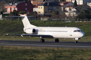 Un avión aterrando en Alvedro, a carón das casas / Flickr: wicho