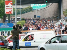 Os manifestantes diríxense cara á Xunta, en Vigo o pasado venres