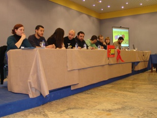 A mesa da dirección da organización, onde penduraron un lazo vermello de solidariedade cos afectados pola Sida