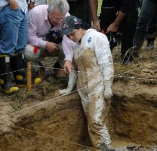 O xuíz Garzón inspeccionando o desenterramento dunha foxa común
