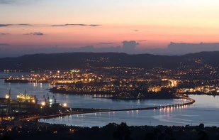 Ferrol á noite. A cidade asistirá á estrea da irmandiña do futsal / Flickr: xaimex