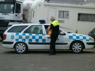 Cando as obras comezan (verán 2007), os veciños van parar os camións, e a policía local entrega, catro días tarde, a orde de paralización