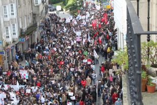 A manifestación pouco despois das 12.15 horas (clique para ampliar)